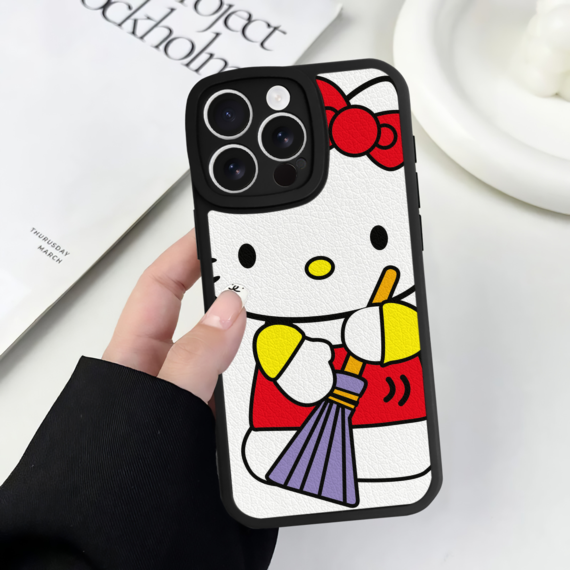 （画像用） Hello Kitty ハローキティ 【iPhone 16シリーズ対応】シリコンスマホケース（レザー調） 材質：シリコン